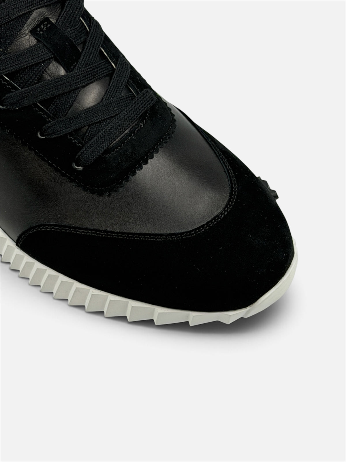 Bouncing Sneaker