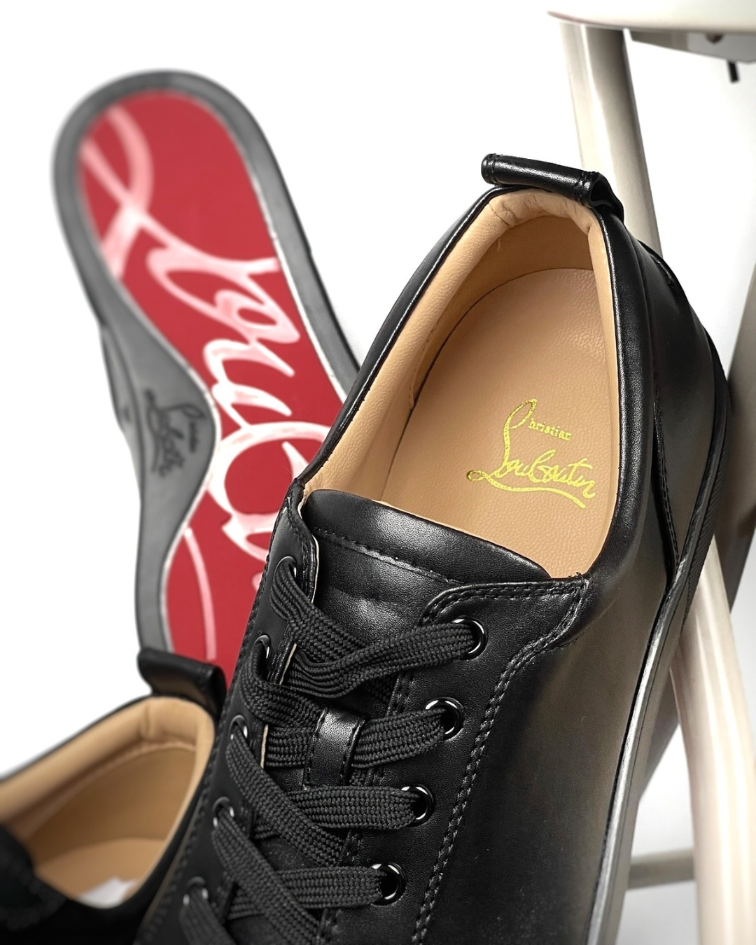 Черна кожа на Louboutin