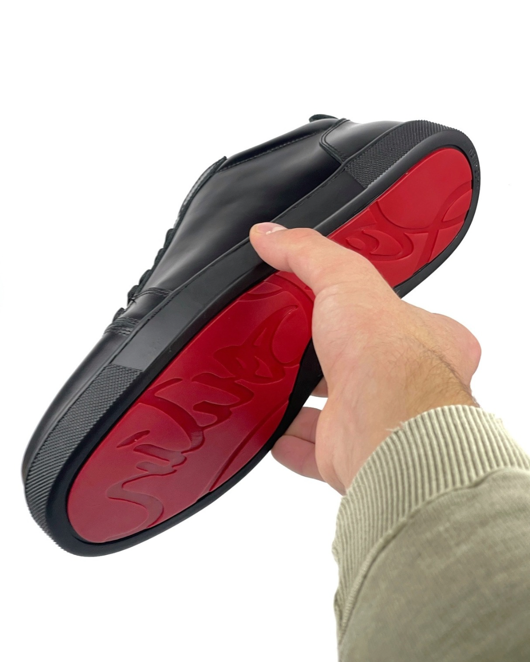 Черна кожа на Louboutin