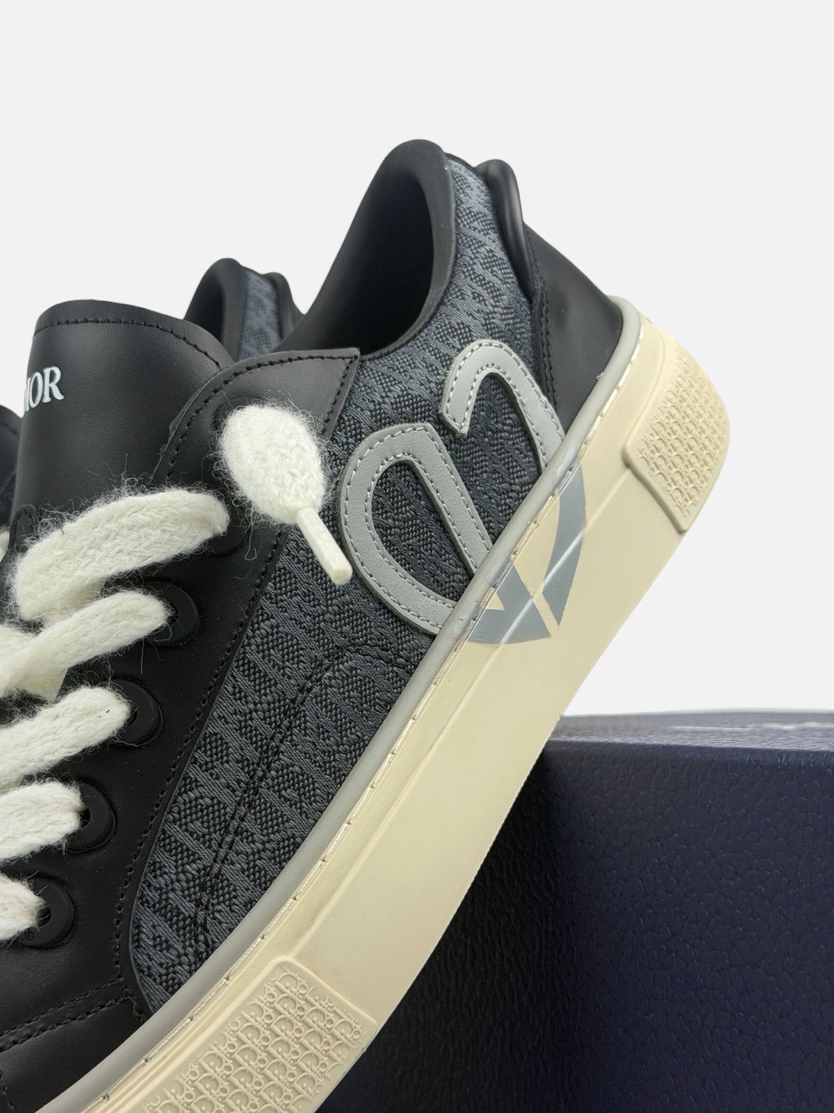 Dior B33