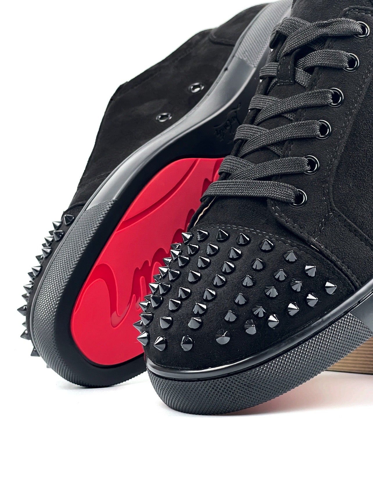 Louboutin Черно кадифе