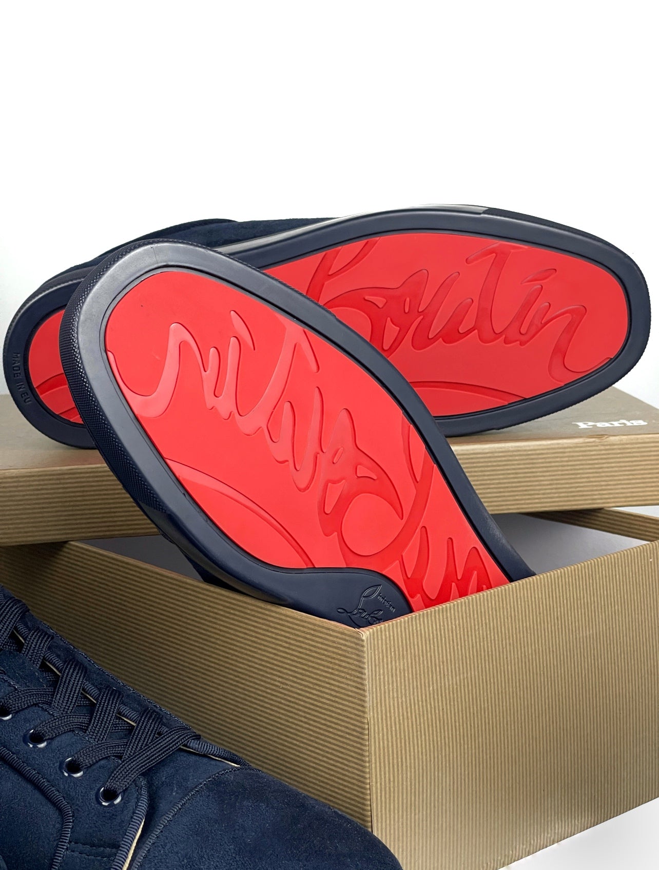 Тъмносиньо на Louboutin
