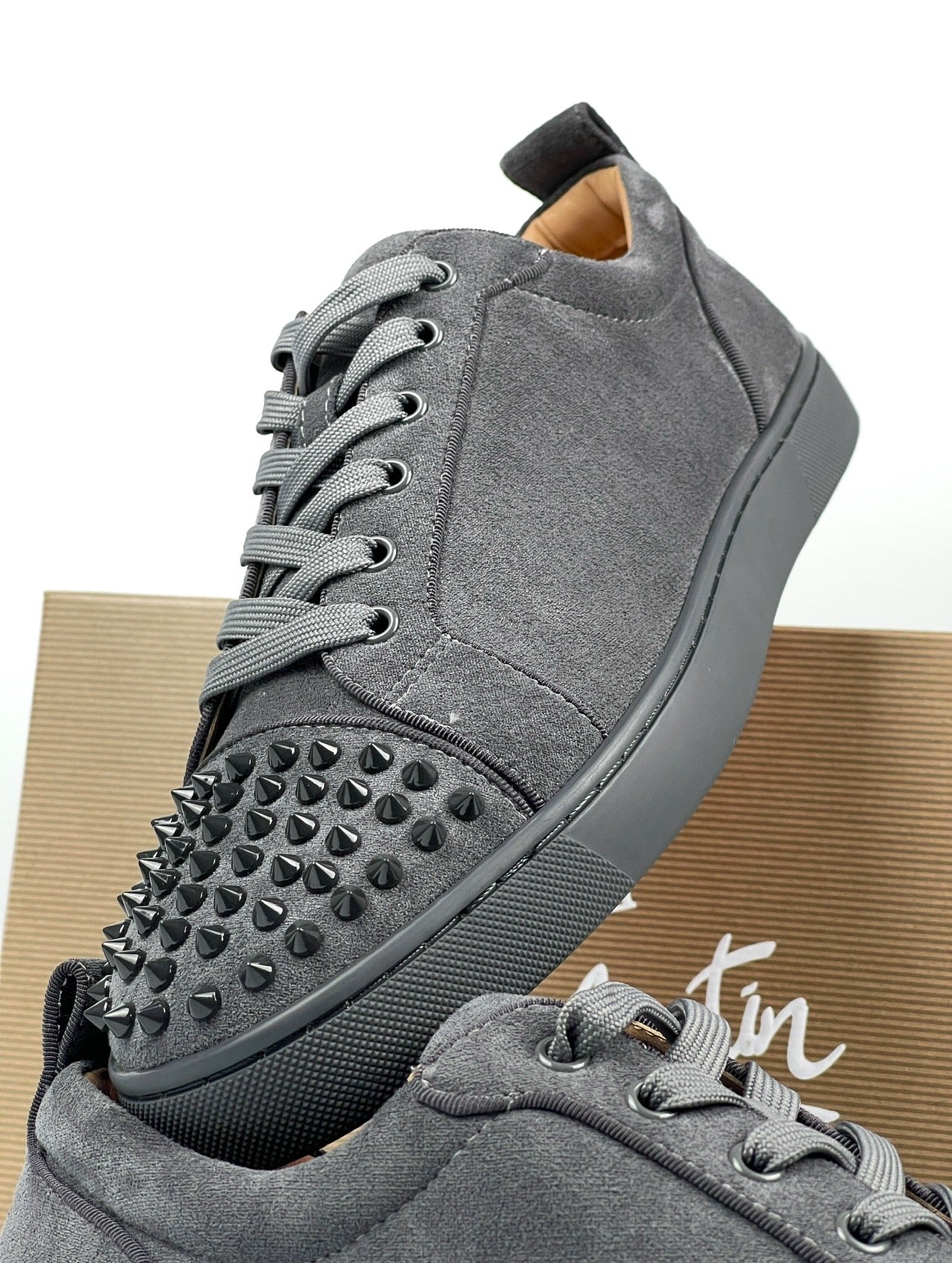 LOUBOUTIN КАДИФЕ СИВ