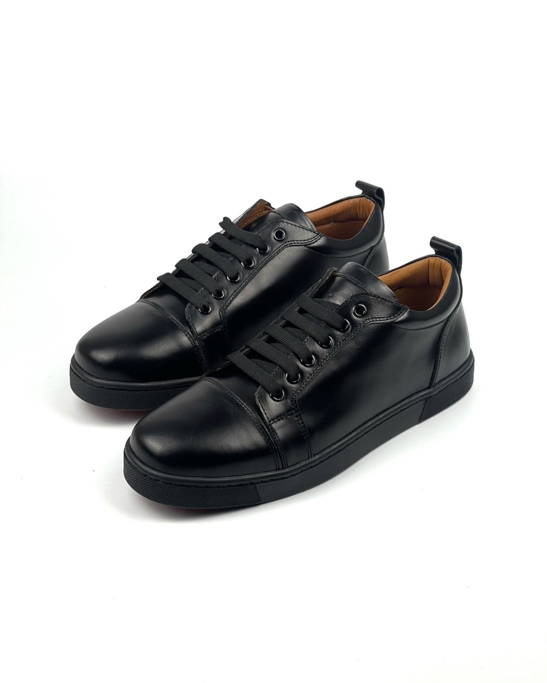 Черна кожа на Louboutin