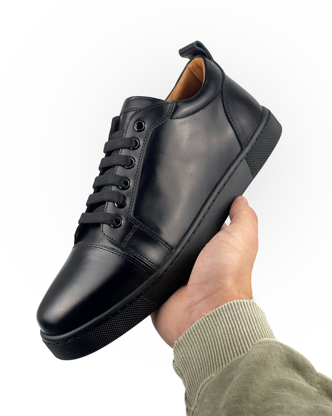 Черна кожа на Louboutin