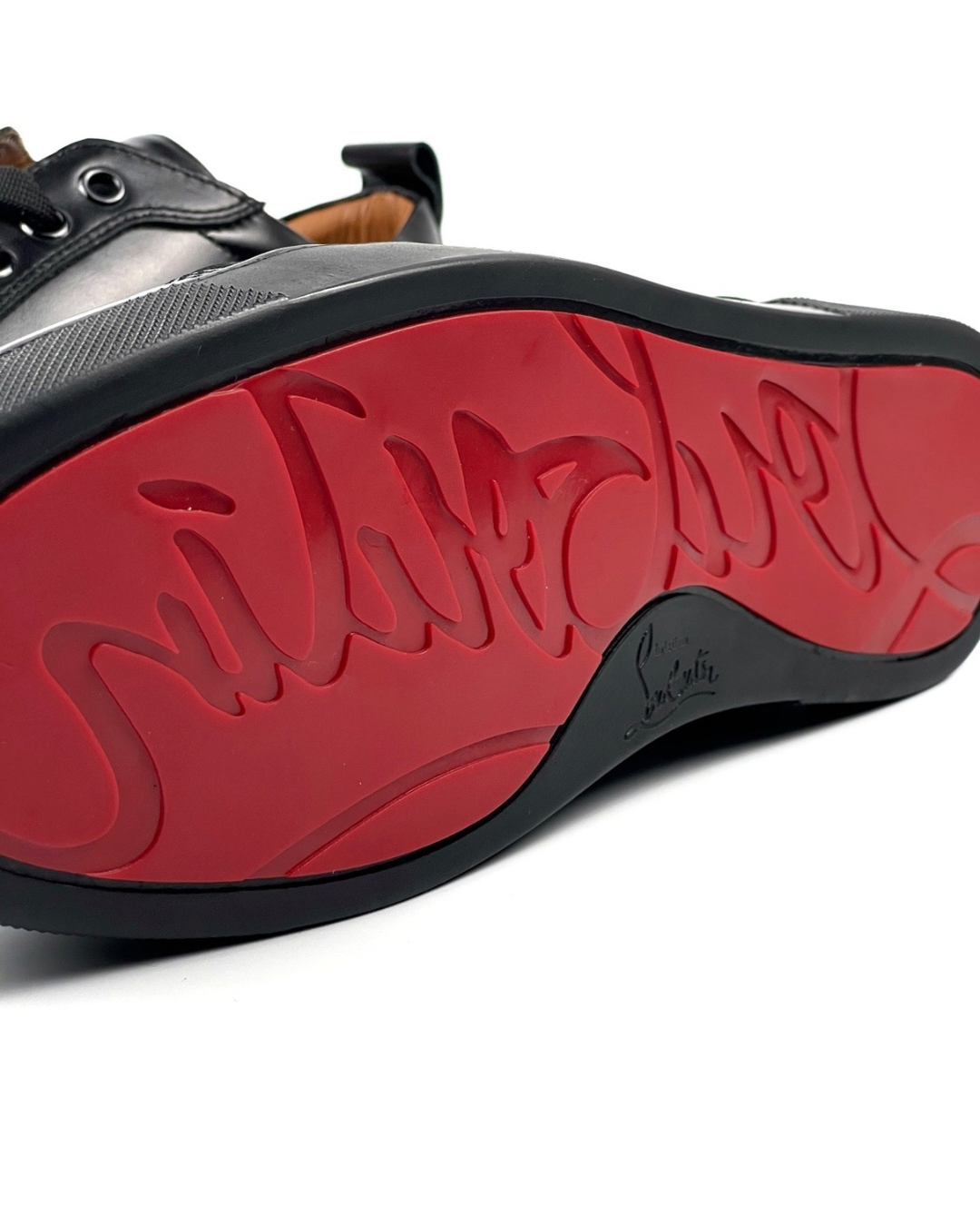 Черна кожа на Louboutin